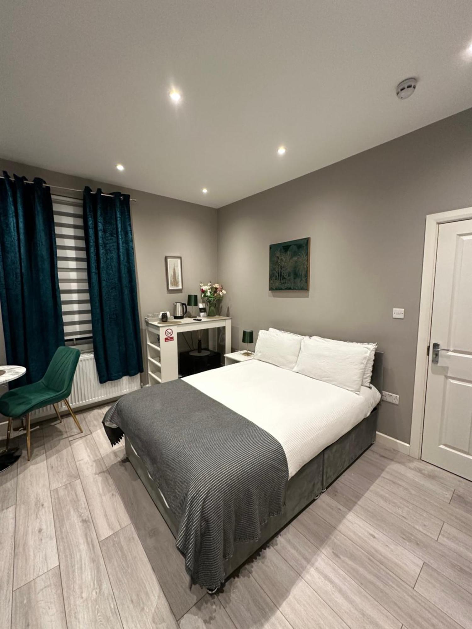 Double Room Лондон Экстерьер фото